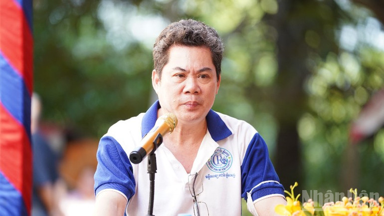 Bác sĩ Tôn Thanh Trà cùng các y, bác sĩ Bệnh viện Chợ Rẫy–Phnom Penh nỗ lực duy trì định kỳ các chương trình khám chữa bệnh cho người dân ở nhiều địa phương của Campuchia. (Ảnh: ĐINH TRƯỜNG) ndo_br_dsc03301-2542.jpg