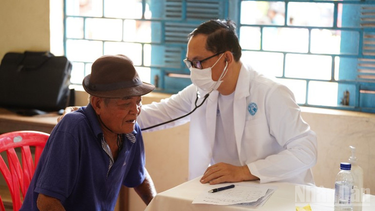 Người dân tham gia chương trình được các bác sĩ thăm khám tận tình. (Ảnh: ĐINH TRƯỜNG) ndo_br_dsc03363-8498.jpg