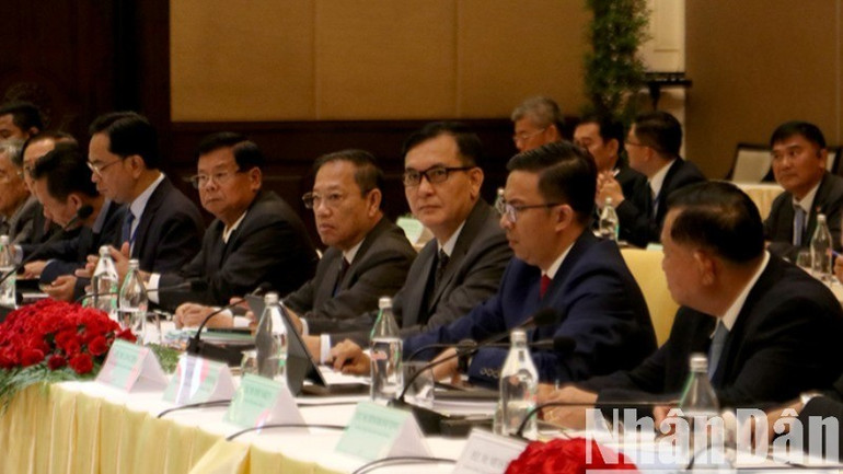 Đoàn Campuchia do Bộ trưởng Ban Thư ký nhà nước về công tác biên giới Lam Chea dẫn đầu. (Thứ 3 từ phải sang - Ảnh: ĐINH TRƯỜNG) img-1672-534.jpg