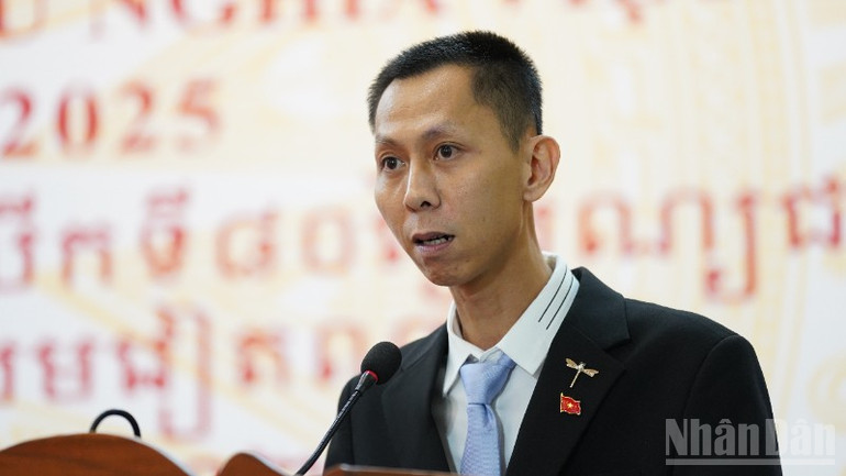 Ông Nguyễn Thanh Tân thay mặt Tổng Lãnh sự quán Việt Nam tại Battambang phát biểu tại buổi lễ. (Ảnh: ĐINH TRƯỜNG) ndo_br_dsc01602-8994-382.jpg