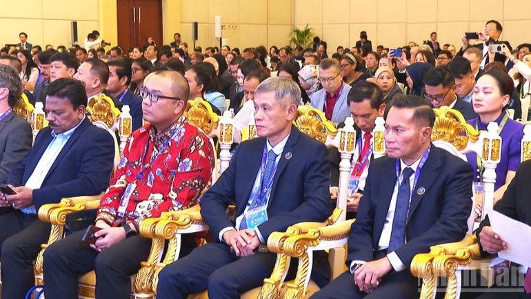 Đại sứ Việt Nam tại Vương quốc Campuchia Nguyễn Minh Vũ lắng nghe những chia sẻ tại Hội nghị. ndo_br_a3-6147.jpg