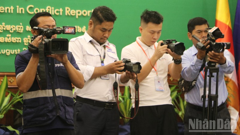 Các phóng viên tác nghiệp tại sự kiện. (Ảnh: HUY VŨ) ndo_br_img-4214-7145.jpg