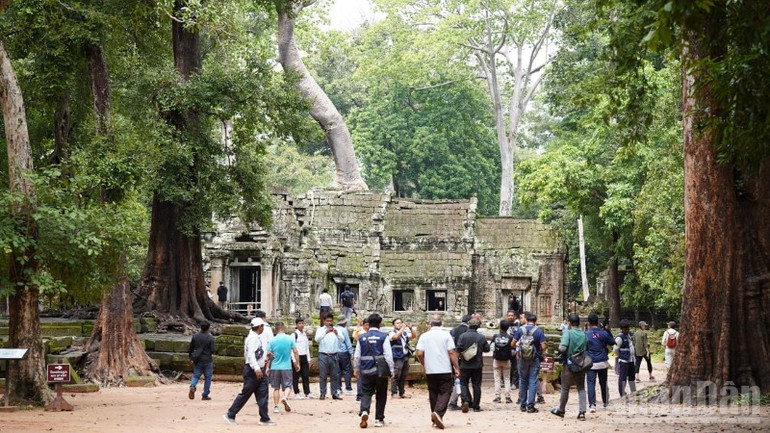 Các nhà báo quốc tế thăm và tìm hiểu một số địa danh nổi tiếng của Campuchia. (Ảnh: ĐINH TRƯỜNG) ndo_br_photo-2025-08-31-12-17-11-6957.jpg