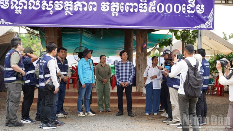 Các nhà báo, phóng viên thăm các trại sơ tán của người dân Campuchia. (Ảnh: ĐINH TRƯỜNG) ndo_br_photo-2025-08-31-12-17-05-4964.jpg