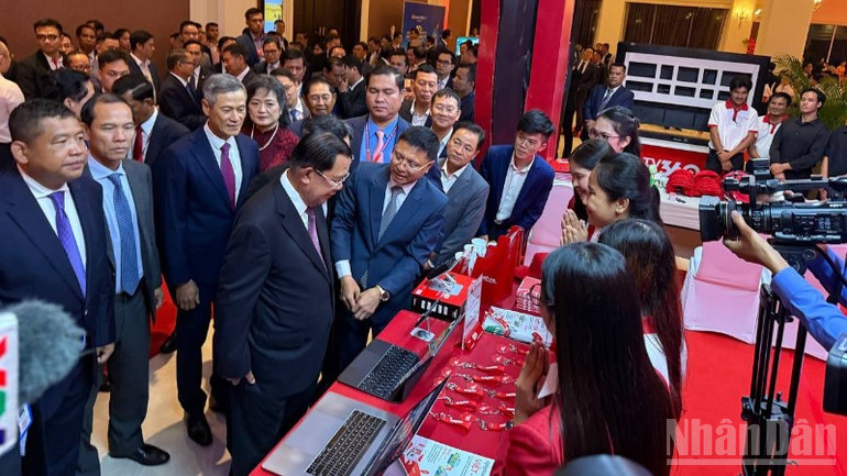 Các đại biểu tham quan các gian hàng của các doanh nghiệp Việt Nam đầu tư tại Campuchia. (Ảnh: HUY VŨ) ndo_br_photo-2025-08-21-22-11-00-8551.jpg
