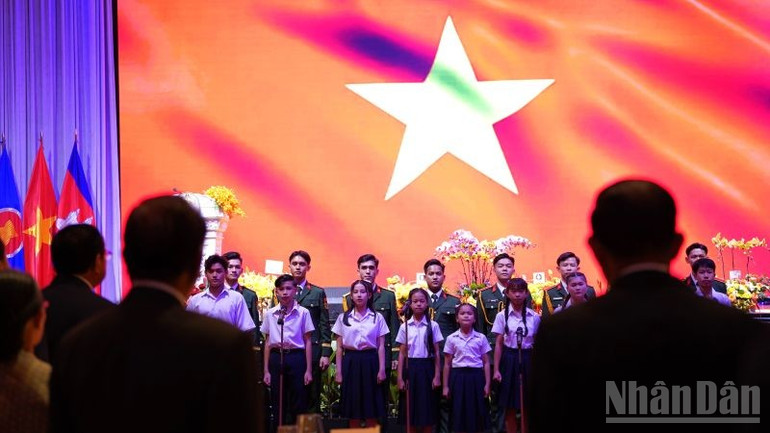 Các em học sinh người Việt và các học viên quân sự tại Campuchia hát quốc ca. (Ảnh: ĐINH TRƯỜNG) ndo_br_dsc01306.jpg