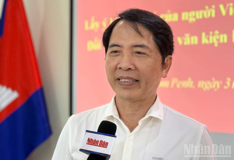 Dr. Heng LiHong delte med Nhan Dan Newspaper-reporter. (Foto: HUY VU) ndo_br_bs-hung.jpg