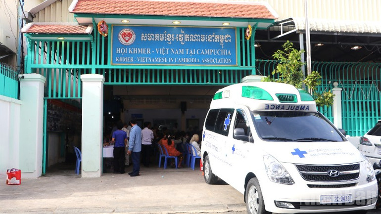 Trụ sở KVA tại Phnom Penh nhộn nhịp ngay từ sáng sớm. (Ảnh: HUY VŨ) ndo_br_img-3504-5878.jpg
