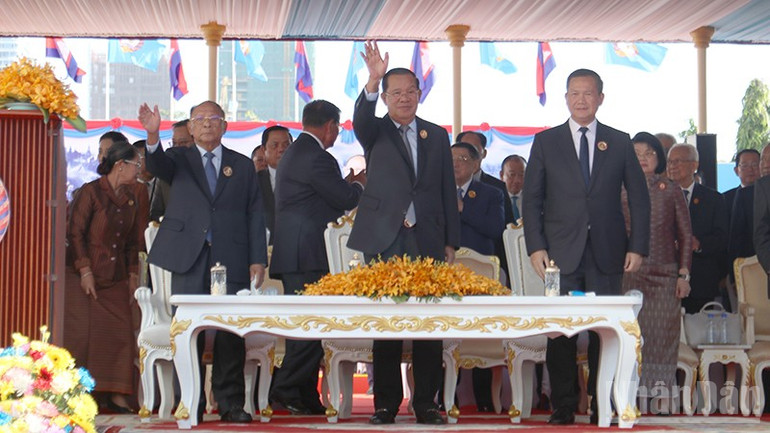 Chủ tịch CPP Hun Sen (giữa), Chủ tịch danh dự CPP Heng Samrin (trái) và Phó Chủ tịch CPP Hun Manet (phải) chủ trì buổi lễ. ndo_br_thuong-vu-cpp.jpg