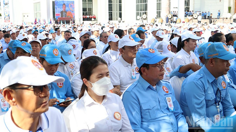 Sự kiện thu hút sự tham dự của đông đảo cán bộ, đảng viên CPP và đại diện các tầng lớp nhân dân. ndo_br_dang-vien-8152.jpg