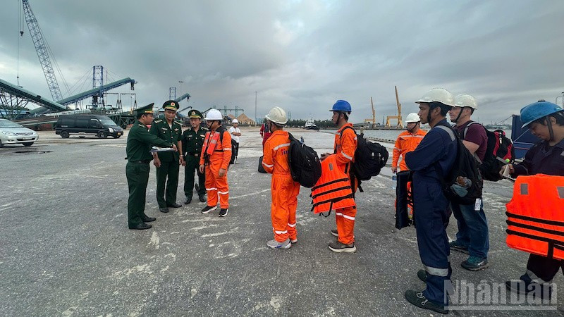 Cán bộ, chiến sĩ biên phòng thực hiện các thủ tục cho các thủy thủ.