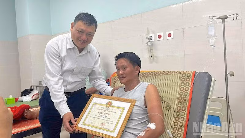 Chủ tịch Ủy ban nhân dân đặc khu Lý Sơn trao bằng khen cho ông Lê Văn Sanh.