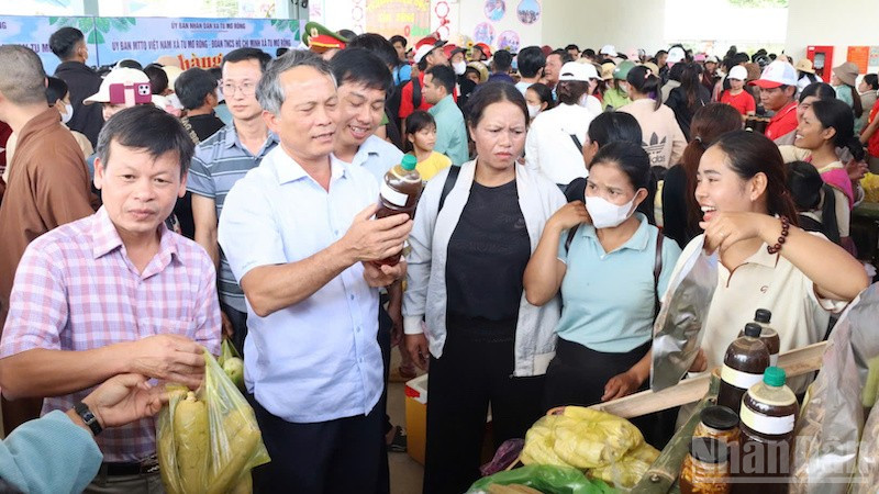Lãnh đạo xã Tu Mơ Rông giới thiệu hàng nông sản tại Phiên chợ 0 đồng.