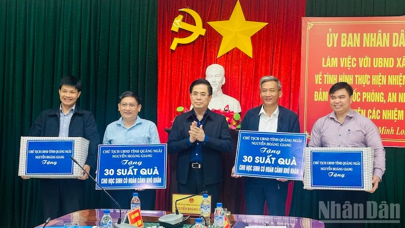 Chủ tịch Ủy ban nhân dân tỉnh Quảng Ngãi Nguyễn Hoàng Giang tặng quà học sinh khó khăn và động viên các xã miền núi.