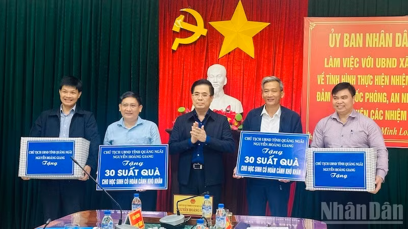 Chủ tịch Ủy ban nhân dân tỉnh Quảng Ngãi Nguyễn Hoàng Giang tặng quà học sinh khó khăn và động viên các xã miền núi.