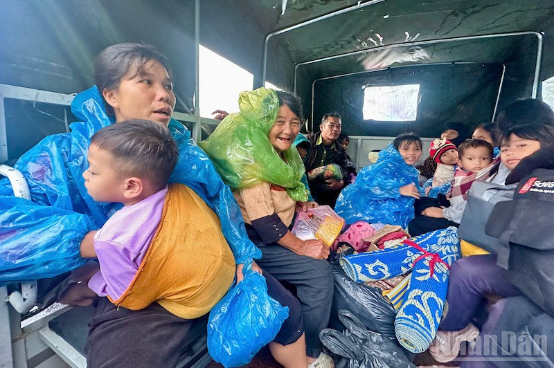 Xã Tây Trà Bồng sơ tán dân khu vực nguy cơ sạt lở đến nơi tập trung an toàn.