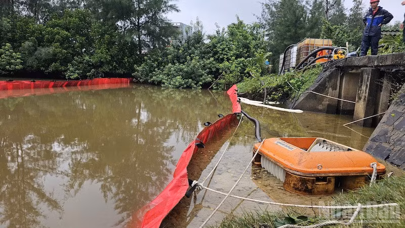 Các đơn vị tập trung nhiều biện pháp xử lý sự cố tràn dầu ra môi trường.