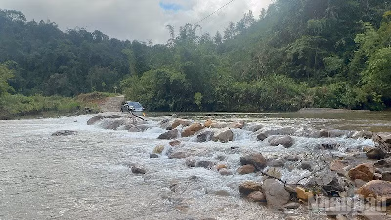 Mùa mưa, cán bộ miền núi luôn đối diện nguy hiểm trên các tuyến đường, sông suối.