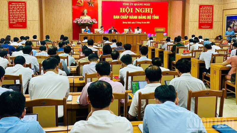 Hội nghị Tỉnh ủy Quảng Ngãi bàn thảo các giải pháp đạt tăng trưởng và nâng cao đời sống nhân dân.