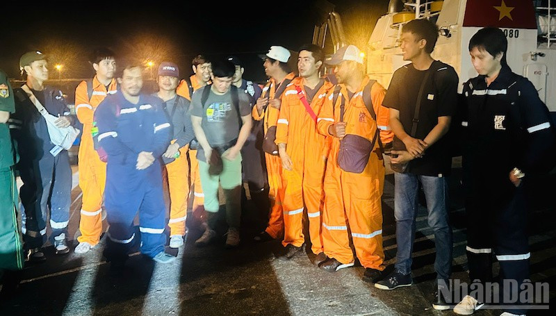 Vụ tàu Star Bueno mắc cạn vùng biển Dung Quất: 12 thuyền viên rời tàu