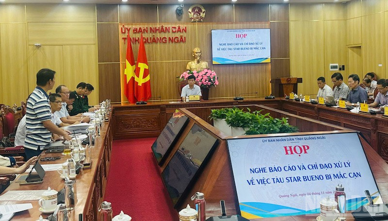 Tỉnh Quảng Ngãi cùng các đơn vị, ngành chức năng bàn phương án ứng phó sự cố tàu Star Bueno bị mắc cạn.