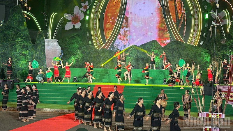 Chương trình nghệ thuật Măng Đen - Sắc hồng giữa đại ngàn.