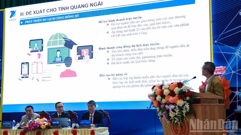 Chuyên gia trình bày tham luận hội thảo “Ứng dụng các giải pháp chuyển đổi số phát triển du lịch Quảng Ngãi”.