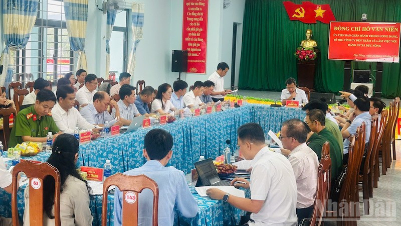 Đoàn công tác tỉnh Quảng Ngãi thăm và làm việc tại xã biên giới Dục Nông.