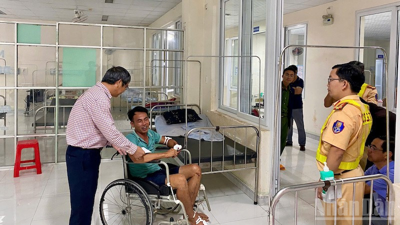 Đại diện lãnh đạo Sở Xây dựng tỉnh Quảng Ngãi thăm hỏi nạn nhân bị tai nạn giao thông trên đèo Ngọc Vin