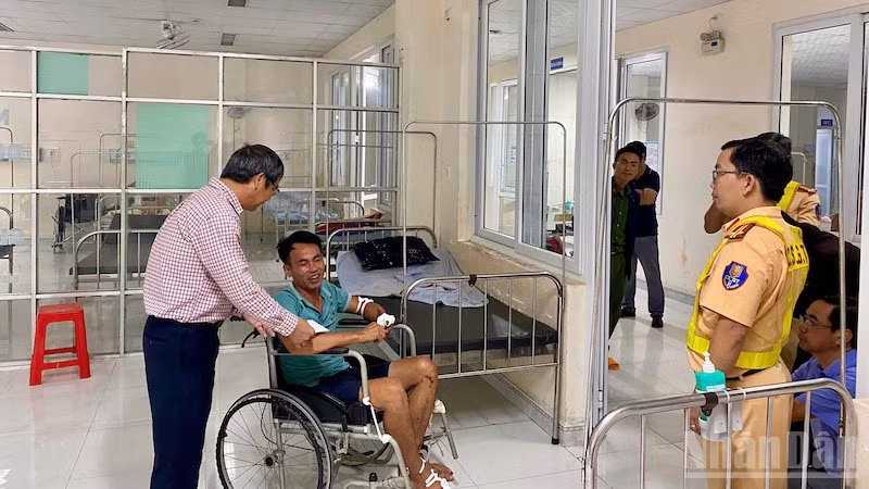 Đại diện lãnh đạo Sở Xây dựng tỉnh Quảng Ngãi thăm hỏi nạn nhân bị tai nạn giao thông trên đèo Ngọc Vin