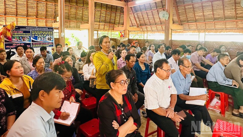 Cử tri xã Đăk Pék ý kiến với đại biểu Hội đồng nhân dân tỉnh Quảng Ngãi.