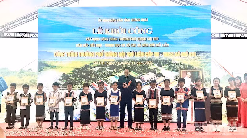 Thượng tướng Trần Quang Phương tặng quà cho học sinh xã Mô Rai.