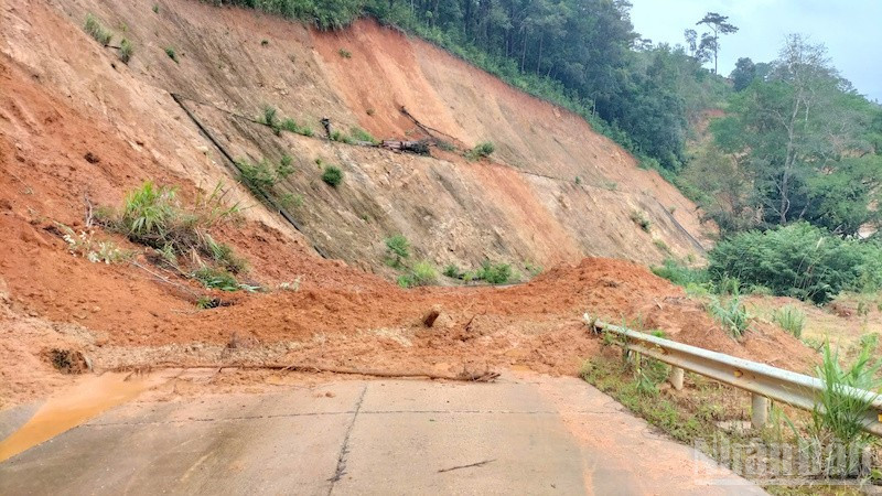 Mưa lũ gây thiệt hại nặng nề hệ thống giao thông miền núi tỉnh Quảng Ngãi.
