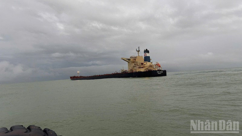 Tàu STAR BUENO có 22 thuyền viên hành trình từ Nam Phi đi cảng Dung Quất bị mắc cạn.