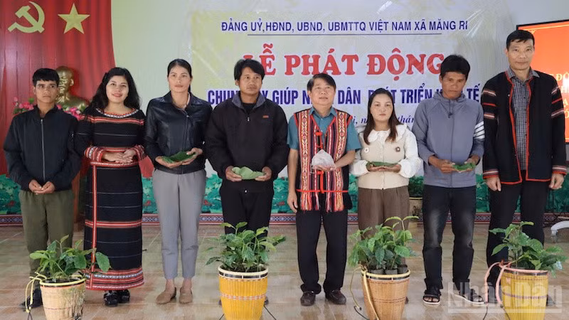 Trao tặng cây giống, hạt giống giúp nhân dân xã Măng Ri khôi phục cây trồng hư hại sau mưa bão.