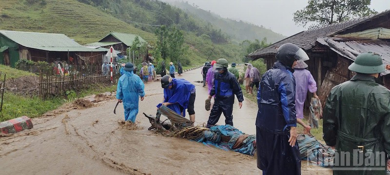 Xã Ngọc Linh huy động cán bộ và các lực lượng ngăn lũ bùn vào làng và nhà người dân.