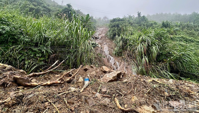 Mưa lớn khiến các xã miền núi tỉnh Quảng Ngãi liên tục xảy ra sạt lở núi.