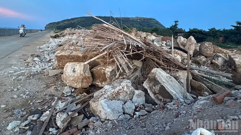 Chất thải hỗn hợp tràn lan trên đảo Lý Sơn.