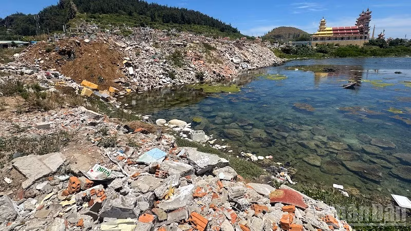 "Núi" chất thải bên cạnh di tích thắng cảnh Tò Vò.