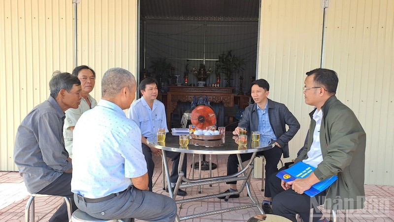 Chánh Thanh tra tỉnh Quảng Ngãi Thái Văn Tưởng và đoàn công tác trao đổi với người dân phường Đức Phổ.