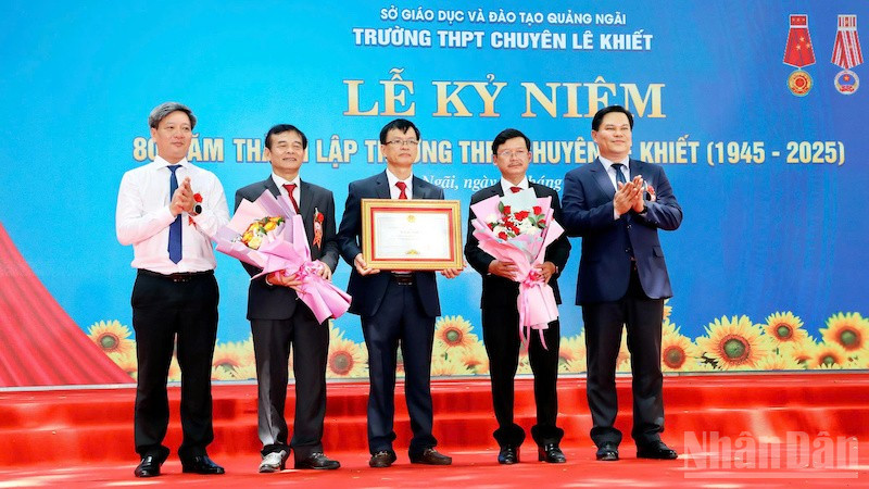 Ban Giám hiệu Trường THPT chuyên Lê Khiết nhận Bằng khen của Chủ tịch Ủy ban nhân dân tỉnh Quảng Ngãi.