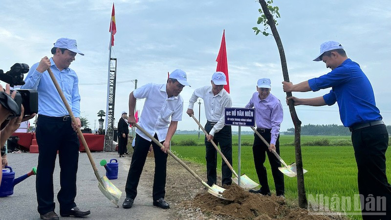 "Tết trồng cây đời đời nhớ ơn Bác Hồ" là dịp để các địa phương vun trồng cây xanh cho vùng đất mới.