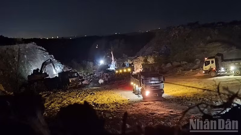 Nhiều phương tiện, thiết bị bốc dỡ, vận chuyển khoáng sản xuyên đêm trong thời gian dài.