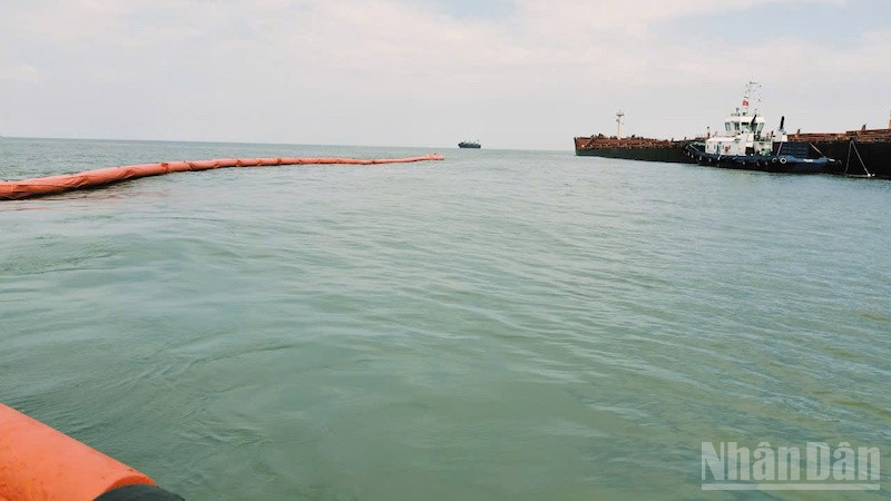 Phao quây biển chung quanh khu vực tàu bị nạn và sẵn sàng ứng phó sự cố tràn dầu