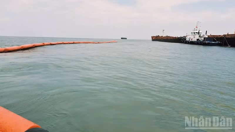Phao quây biển chung quanh khu vực tàu bị nạn và sẵn sàng ứng phó sự cố tràn dầu