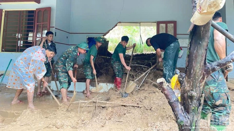 Cán bộ, chiến sĩ Lữ đoàn 574 giúp nhân dân sau mưa lũ.