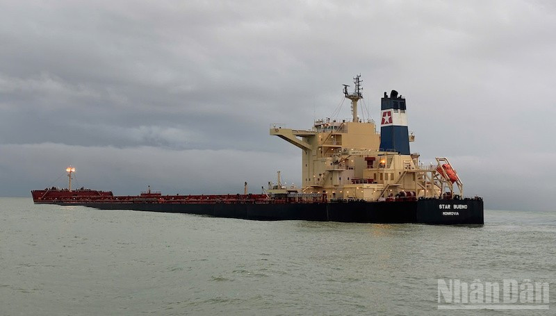 Tàu Star Bueno mắc cạn tại vùng biển Dung Quất hơn 1 tuần qua.