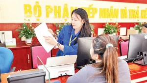 Lực lượng thanh niên tình nguyện hỗ trợ nhân dân giải quyết thủ tục hành chính tại Trung tâm phục vụ hành chính công phường Đông Kinh, tỉnh Lạng Sơn.