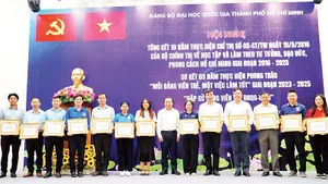 Khen thưởng các tập thể, cá nhân có thành tích trong thực hiện Chỉ thị 05-CT/TW và phong trào “Mỗi đảng viên trẻ, một việc làm tốt”.