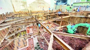 Một công trình xây dựng đang thi công tại quận Tân Phú.